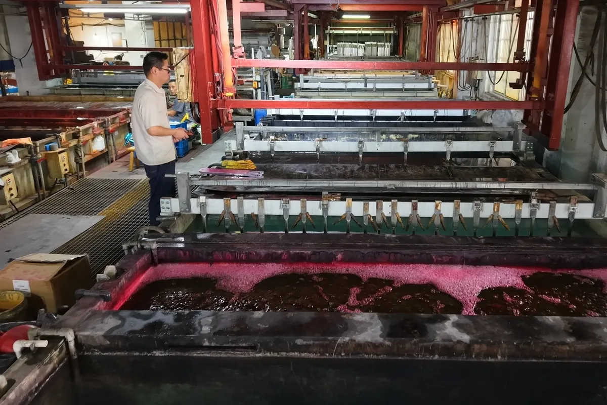 In-house anodizing tanks finishing aluminum flashlight housings